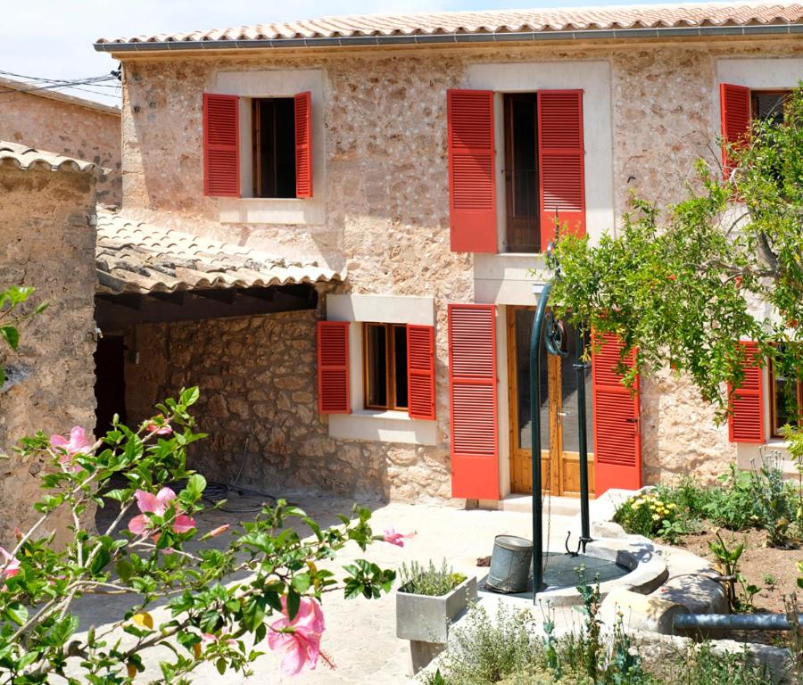 una casa con persiane rosse sul lato di Can Calet a Marratxí 