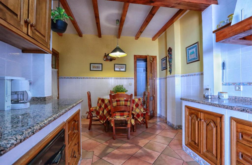 A kitchen or kitchenette at La Casa del Paseo