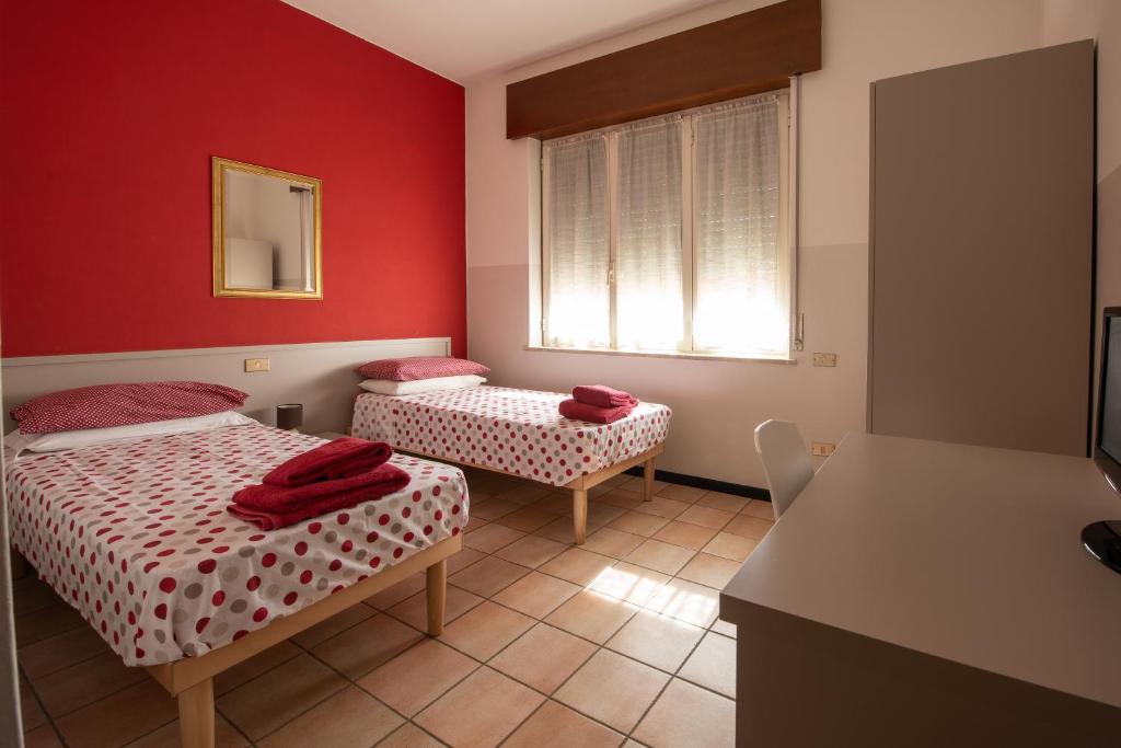una piccola camera con due letti e una finestra di Albergo La Rovere a Roverbella