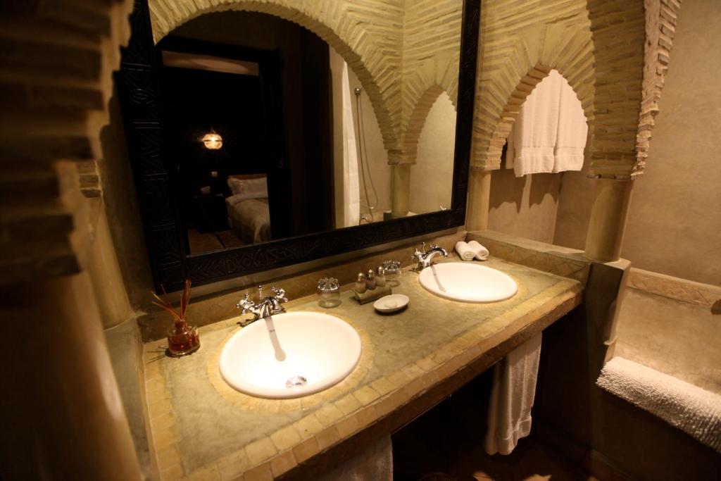a bathroom with two sinks and a large mirror at Riad Dar Haven in Tamraght Ou Fella