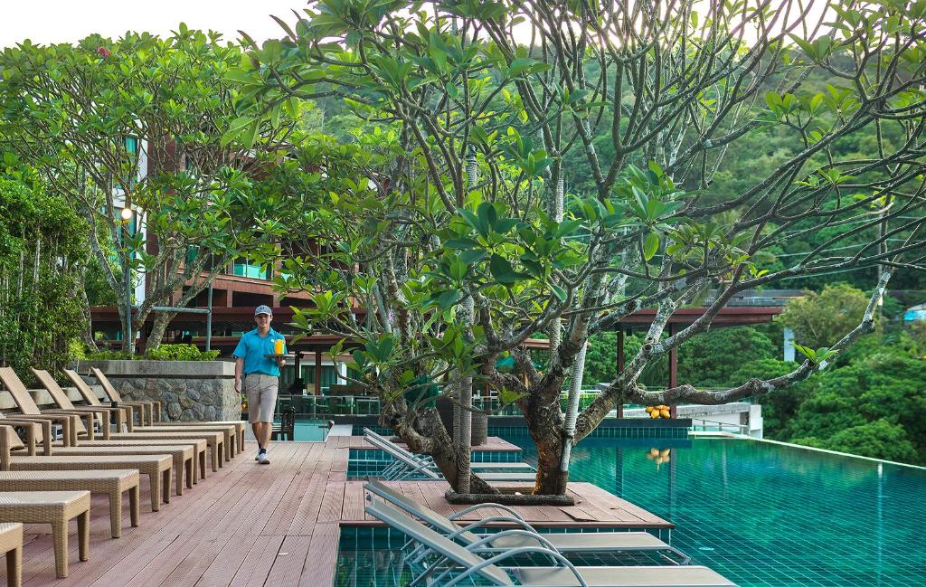 Bazén v ubytování Zenmaya Oceanfront Phuket, Trademark Collection by Wyndham nebo v jeho okolí