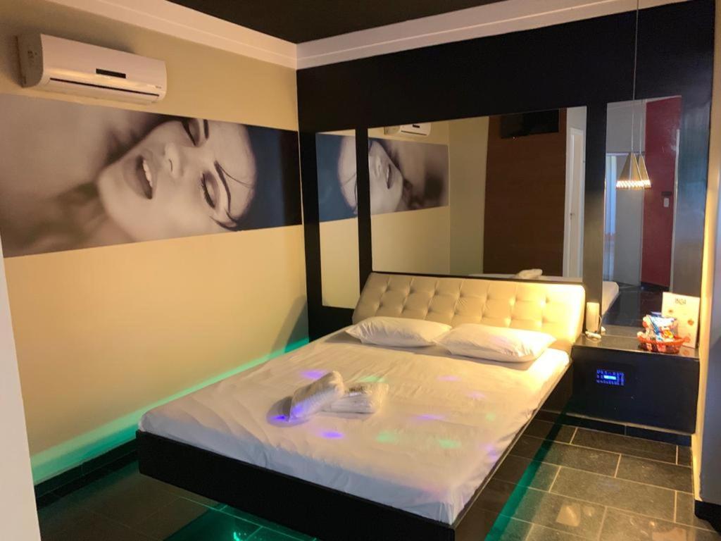 sypialnia z dużym łóżkiem z lustrem w obiekcie IBIZA GOLDEN MOTEL w mieście Franca