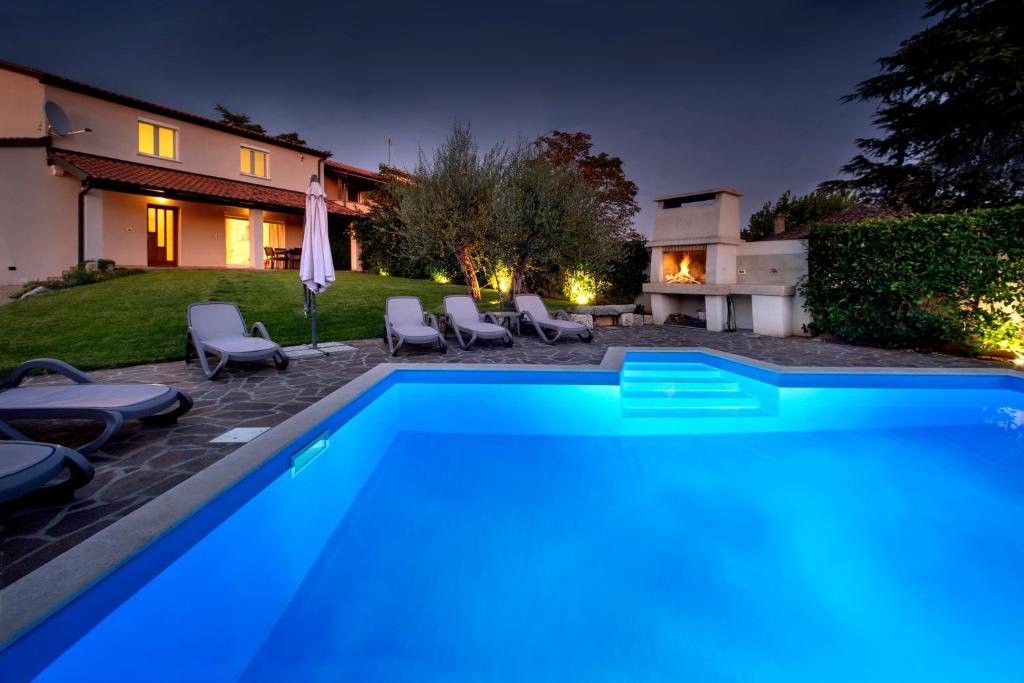 Bazén v ubytovaní Villa Nina with Private pool near Poreč alebo v jeho blízkosti