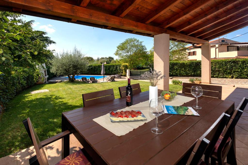 Bazén v ubytovaní Villa Nina with Private pool near Poreč alebo v jeho blízkosti