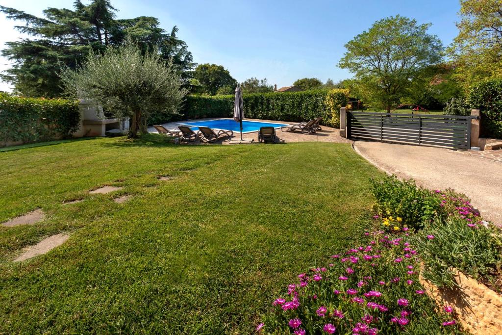 Bazén v ubytovaní Villa Nina with Private pool near Poreč alebo v jeho blízkosti