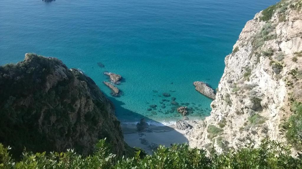 - une vue sur l'océan depuis une falaise dans l'établissement Residence Praia di Fuoco, à Capo Vaticano