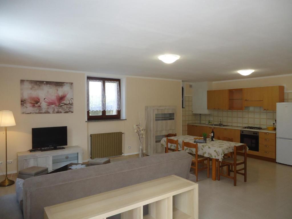 ein Wohnzimmer mit einem Sofa und einem Tisch in der Unterkunft Casa Grazia in Crone