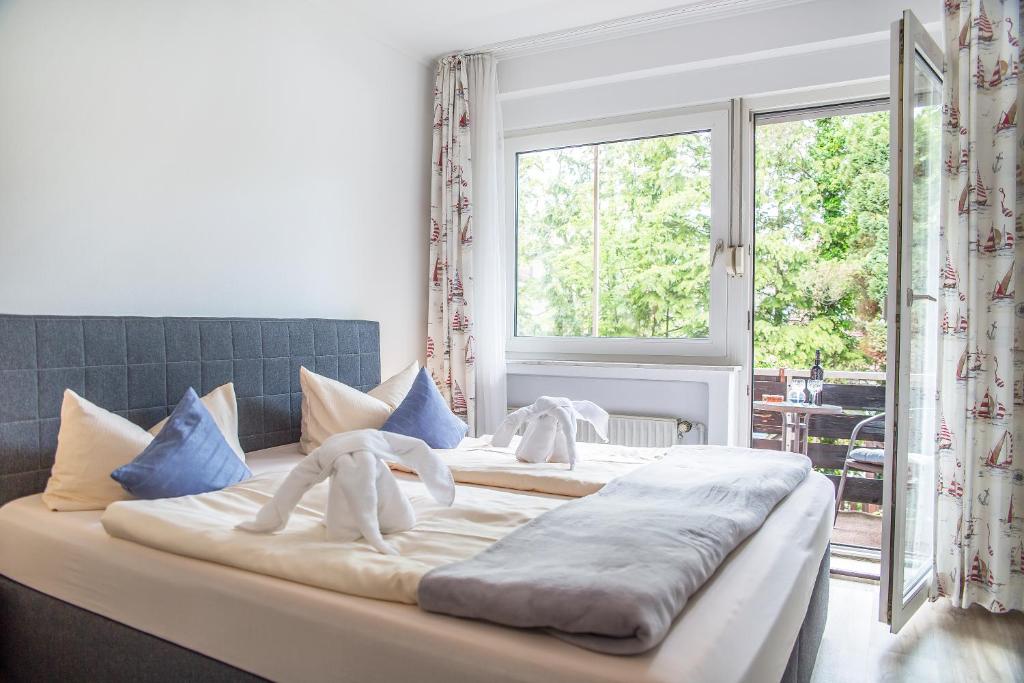 Postel nebo postele na pokoji v ubytování Hotel Garni Kröger