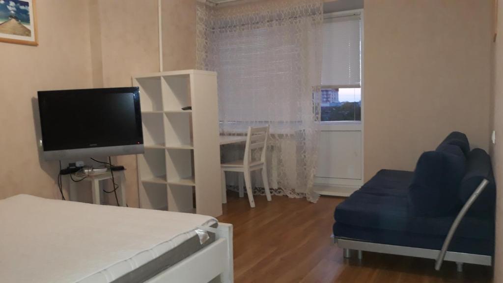 セストロレツクにある350 Приморское шоссеのベッドルーム(ベッド1台、テレビ、テーブル付)