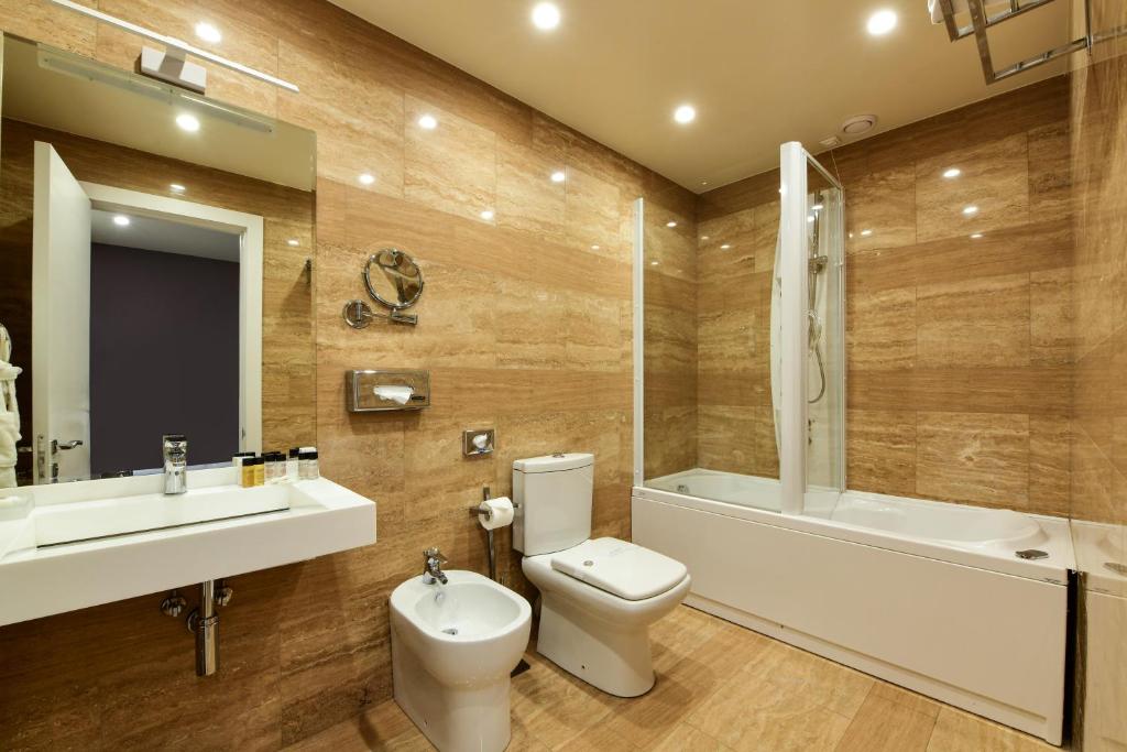 Koupelna v ubytování Opera Suite Hotel