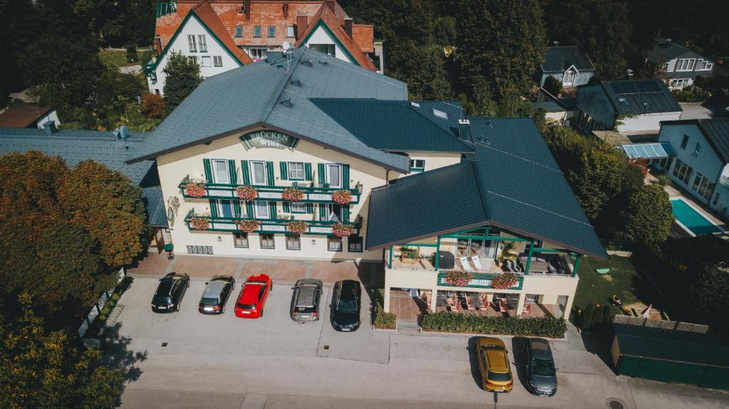 z góry widok na duży budynek z samochodami zaparkowanymi na parkingu w obiekcie Brückenwirt w mieście Hallein