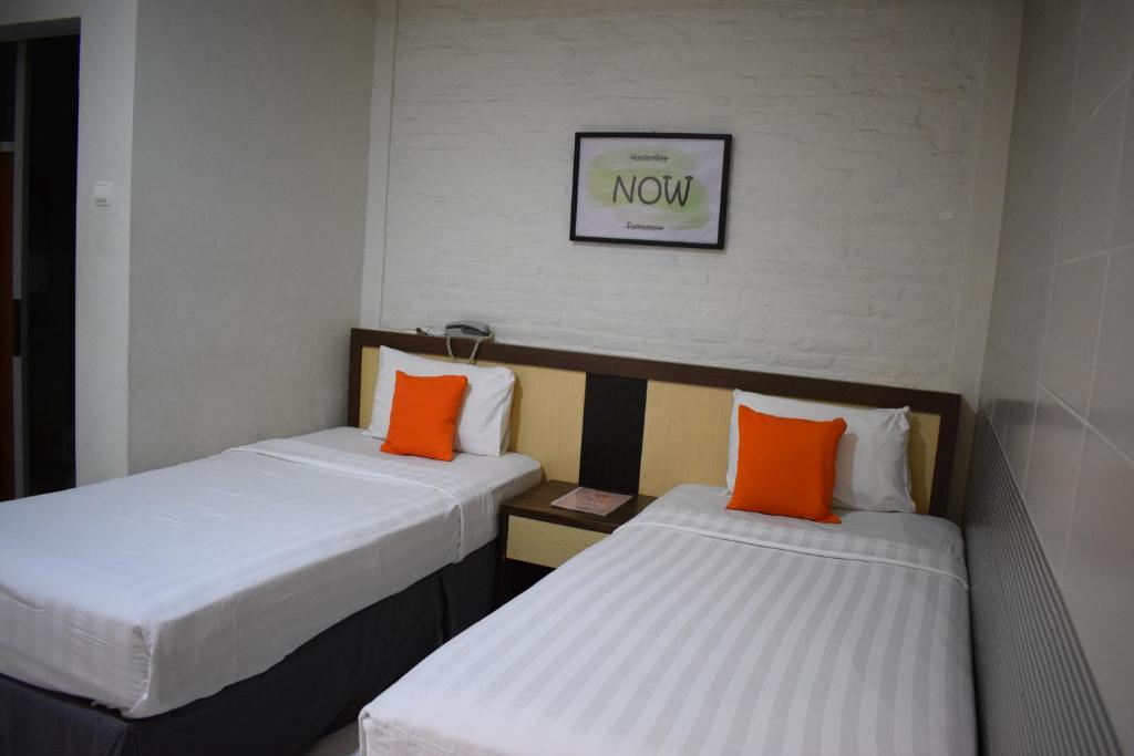 Een bed of bedden in een kamer bij Surya Boutique Hotel