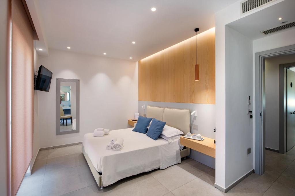 una camera con letto e scrivania di Maison Manfredi Sorrento a Sorrento