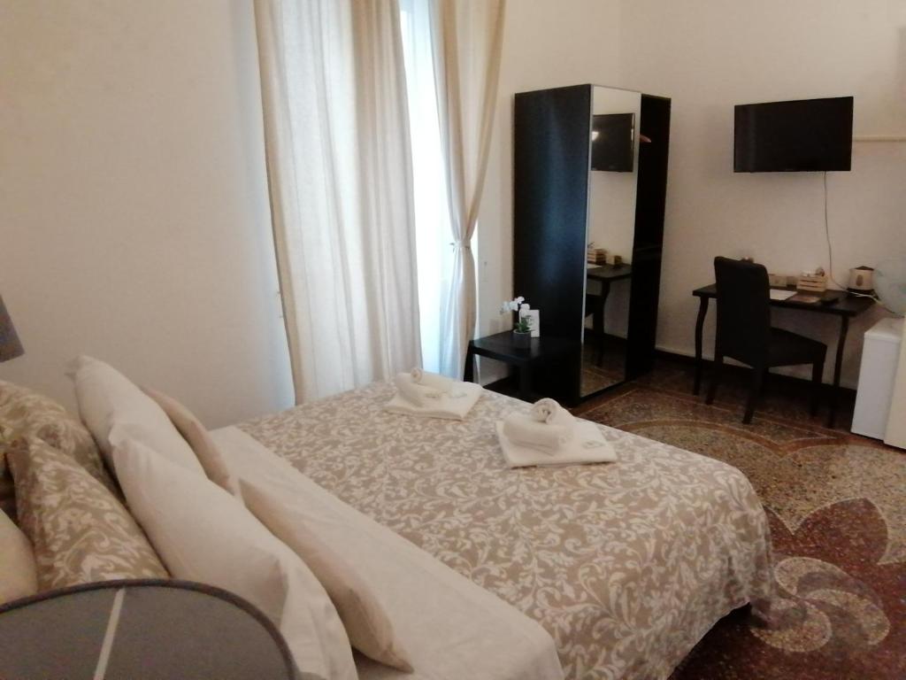 Postel nebo postele na pokoji v ubytování Domus La Foce Hotel