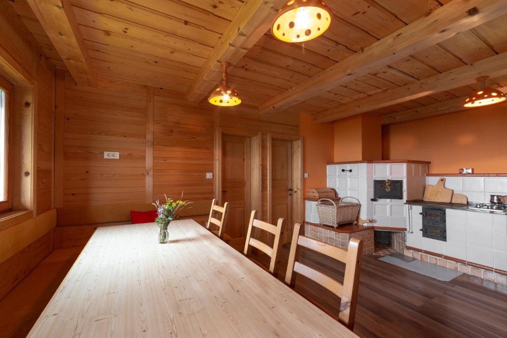 Kuchyň nebo kuchyňský kout v ubytování Koča Zlatorog - Velika planina