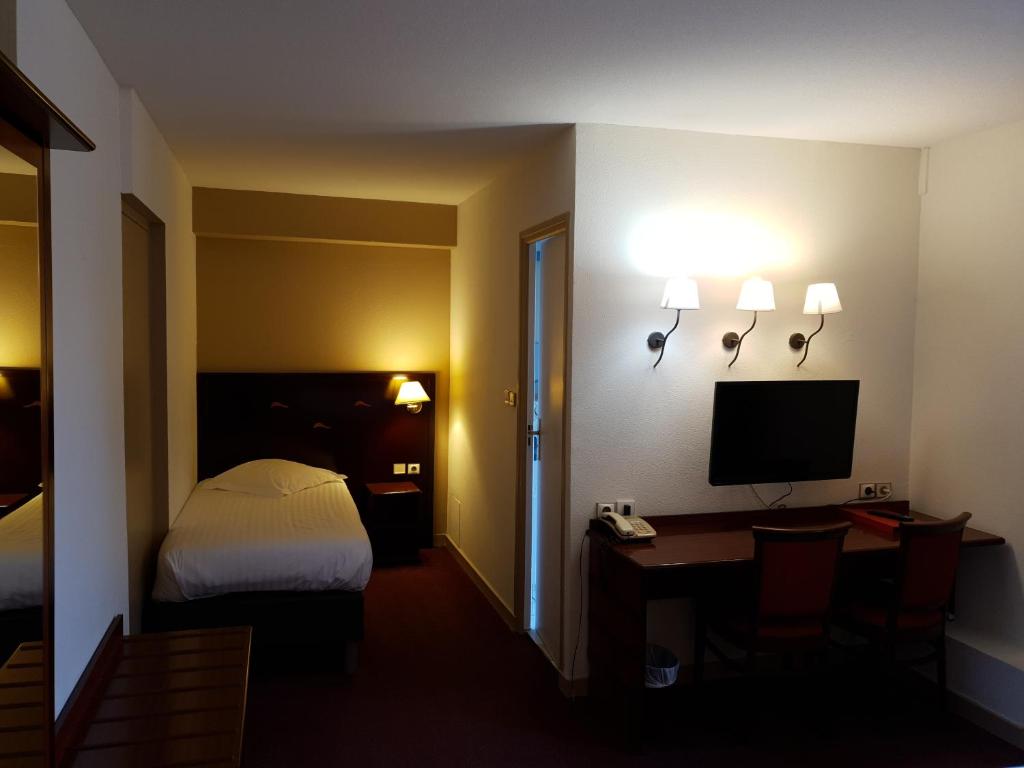 TV a/nebo společenská místnost v ubytování Grand Hôtel Bénodet Abbatiale Riviera Bretonne