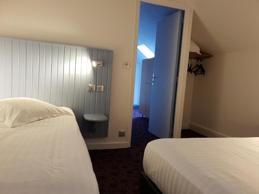 Postel nebo postele na pokoji v ubytování Grand Hôtel Bénodet Abbatiale Riviera Bretonne