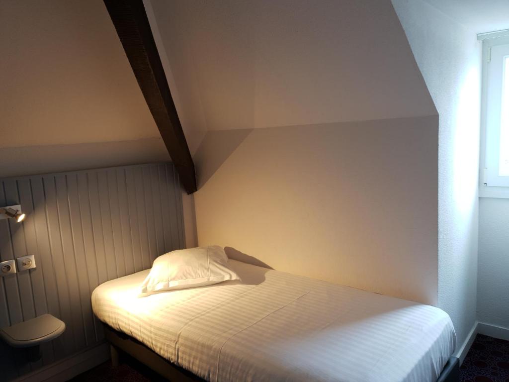 Postel nebo postele na pokoji v ubytování Grand Hôtel Bénodet Abbatiale Riviera Bretonne