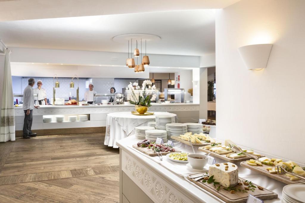 a buffet line with food on it in a kitchen at Hotel Abi d'Oru in Porto Rotondo