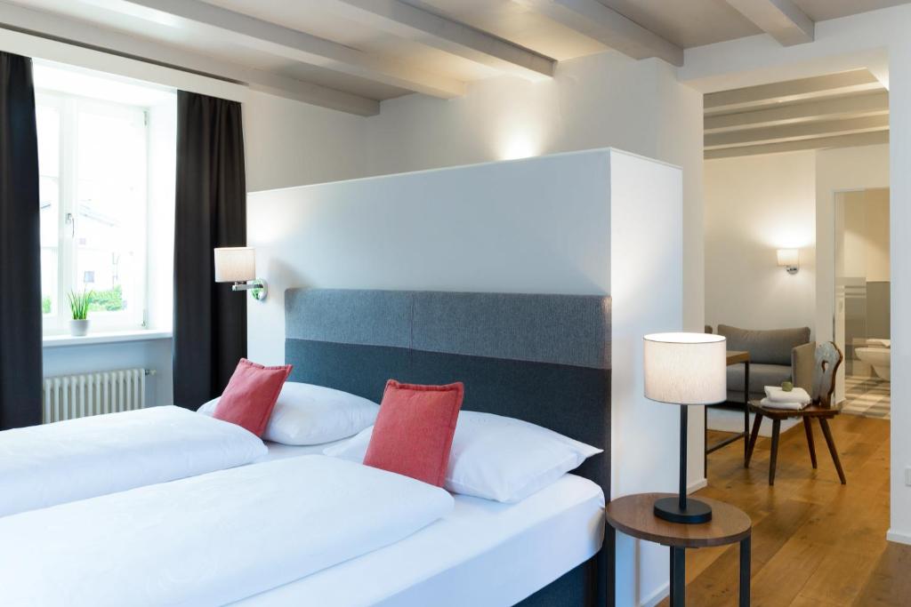 Łóżko lub łóżka w pokoju w obiekcie Hotel Teutschhaus