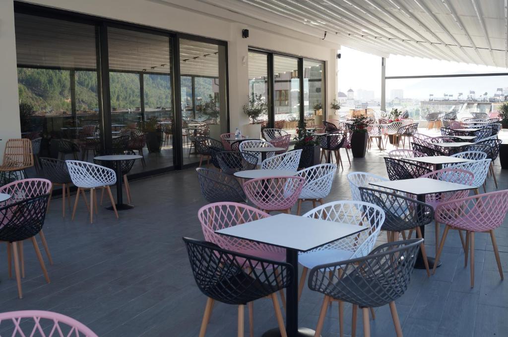 Um restaurante ou outro lugar para comer em Portik Hotel