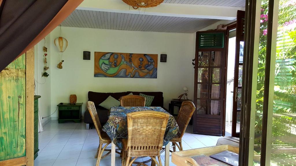 Posezení v ubytování Appartement Papay dans Villa Fleurs des Iles