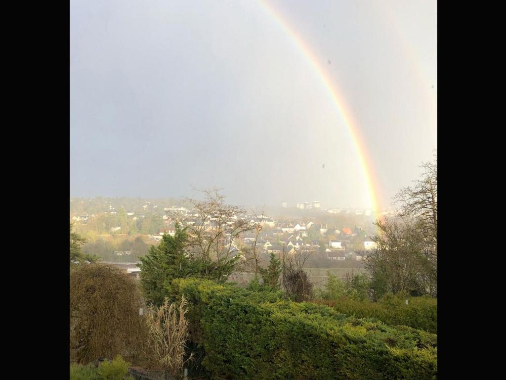 Rainbow in the sky over a city w obiekcie Les Agapanthes Site de Fondettes w mieście Fondettes