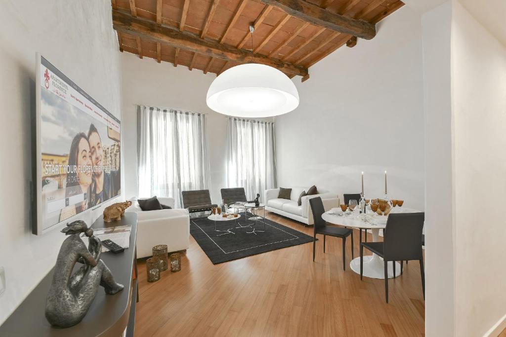 フィレンツェにあるApartments Florence - Tornabuoni Luxuryのリビングルーム(テーブル、椅子付)、ダイニングルーム