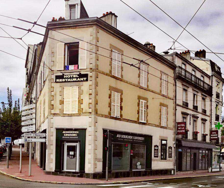 un viejo edificio en la esquina de una calle en Hôtel de la Poste en Limoges