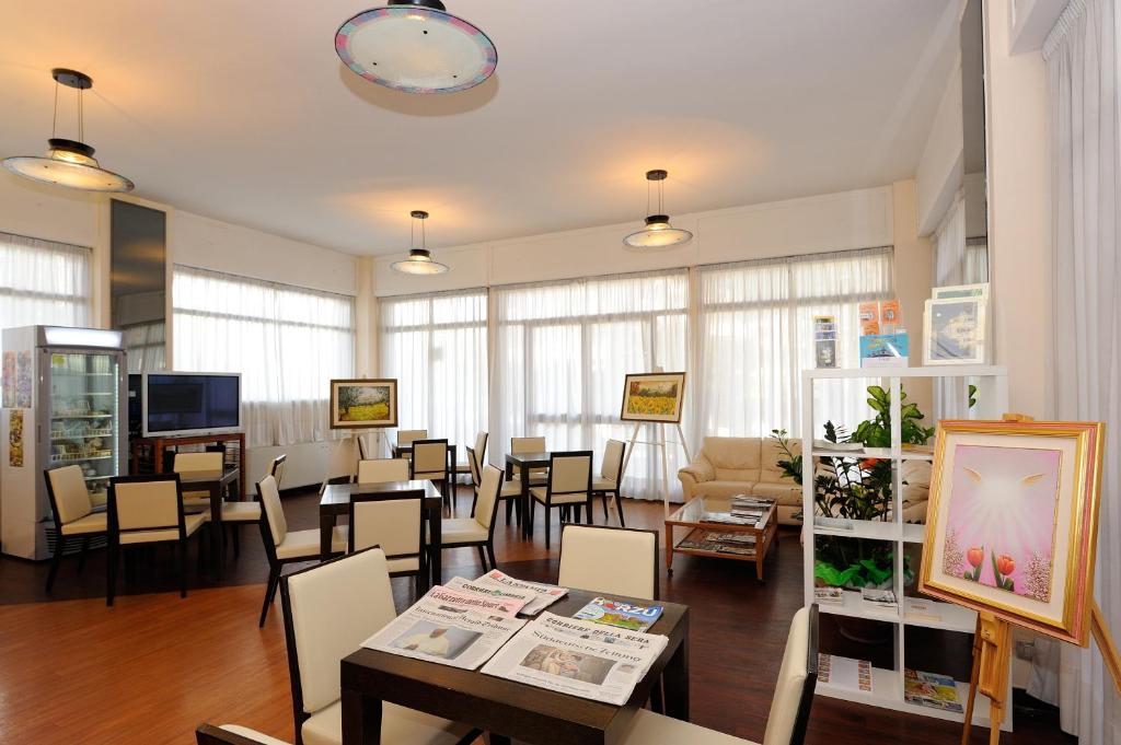 TV a/nebo společenská místnost v ubytování Hotel Frate Sole