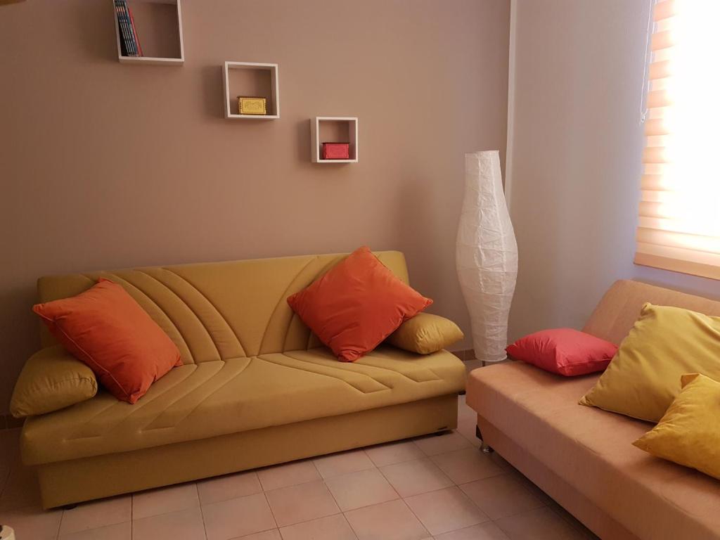 - un salon avec un canapé et un vase dans l'établissement The Yellow House IUN P3446, à Torre Grande