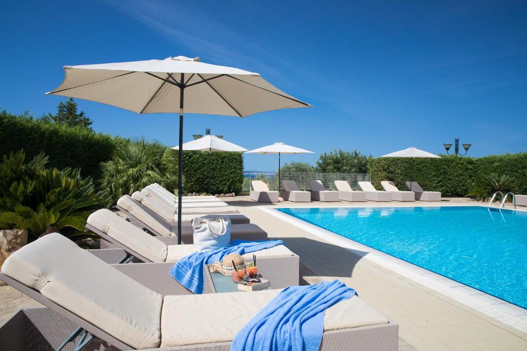 Bazén v ubytování Lu' Hotel Porto Pino nebo v jeho okolí