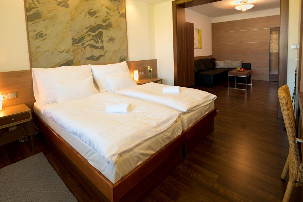 Postel nebo postele na pokoji v ubytování Hotel Bartoš