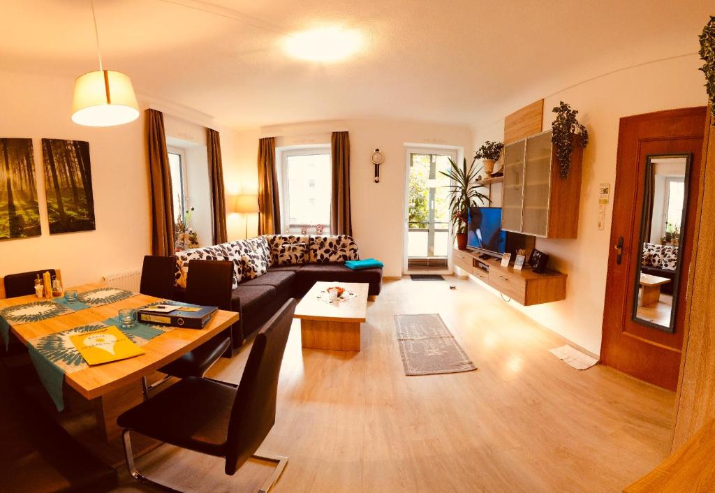 ein Wohnzimmer mit einem Sofa und einem Tisch in der Unterkunft Apartment Haus Braumandl in Bad Ischl