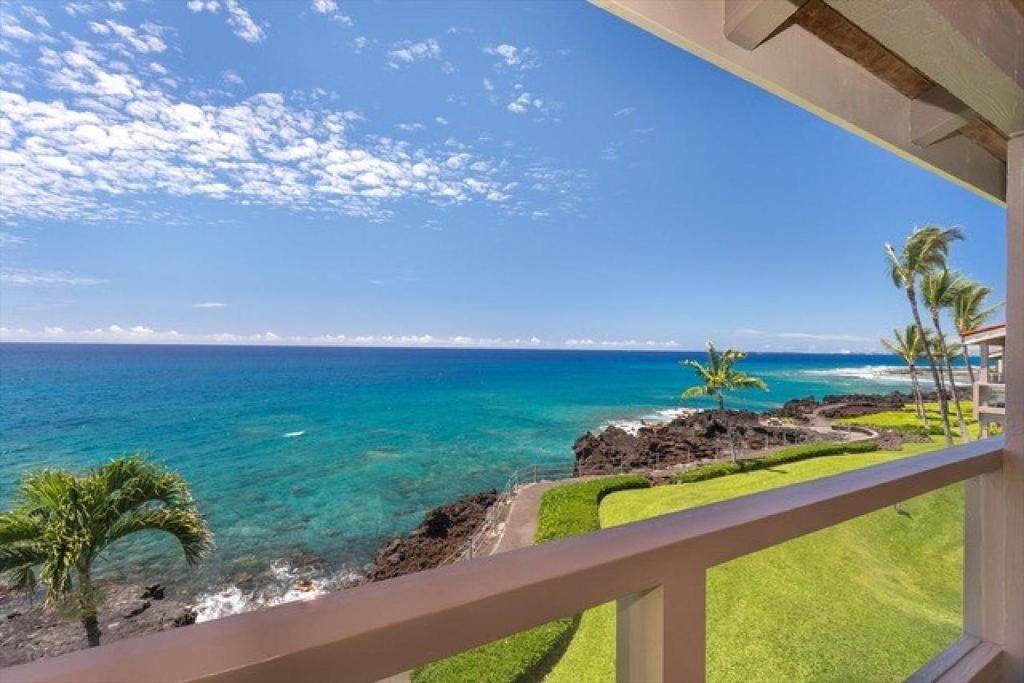 een balkon met uitzicht op de oceaan bij Hale Kania Kai - Surf & Racquet 3302 top floor 3bd/2bth in Kailua-Kona