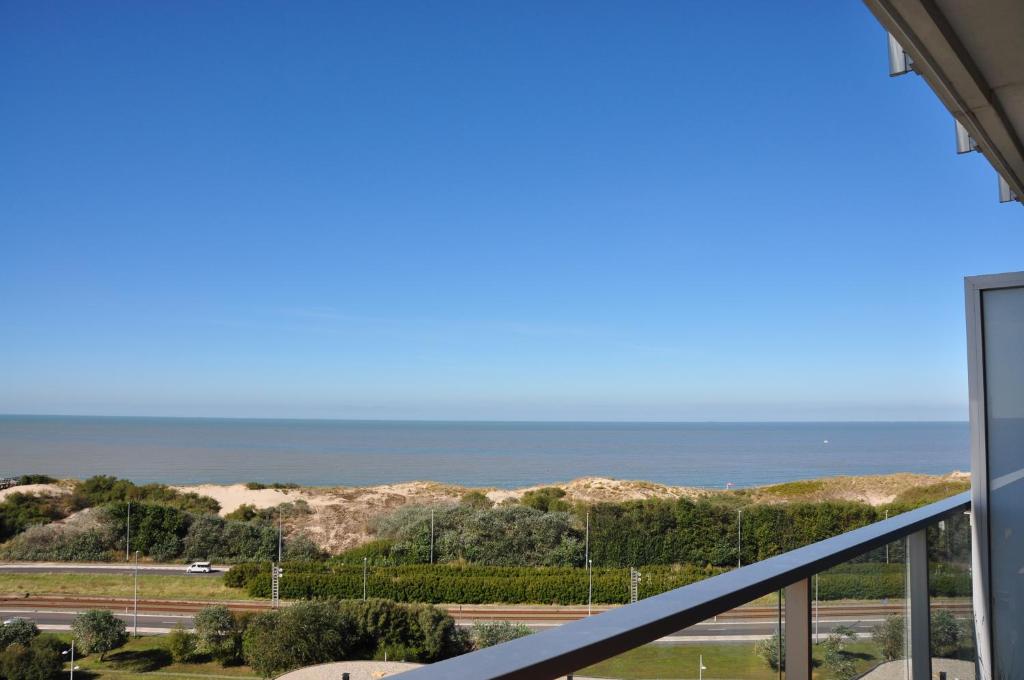 uma vista para o oceano a partir de uma varanda em SEA THE SEA - FEEL THE SEA - TOUCH THE SEA em Bredene
