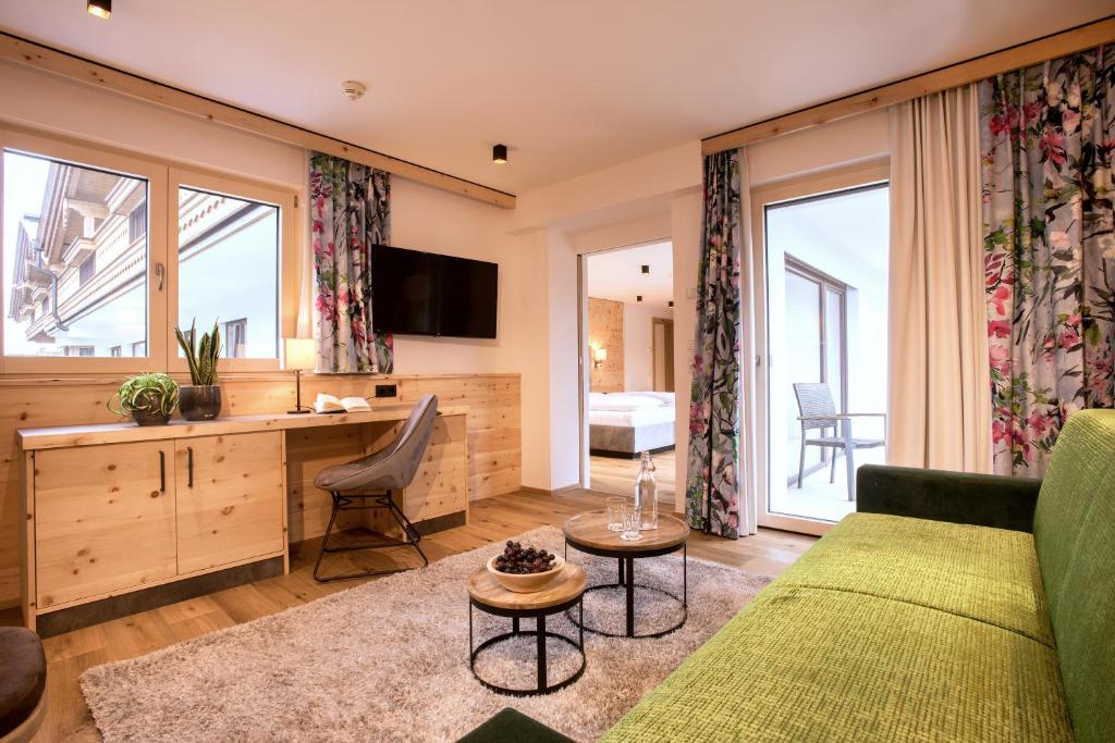 TV a/nebo společenská místnost v ubytování Hotel Tipotsch