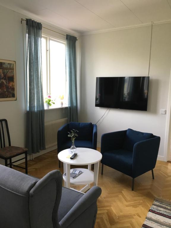 TV a/nebo společenská místnost v ubytování Kalvs Skolhus