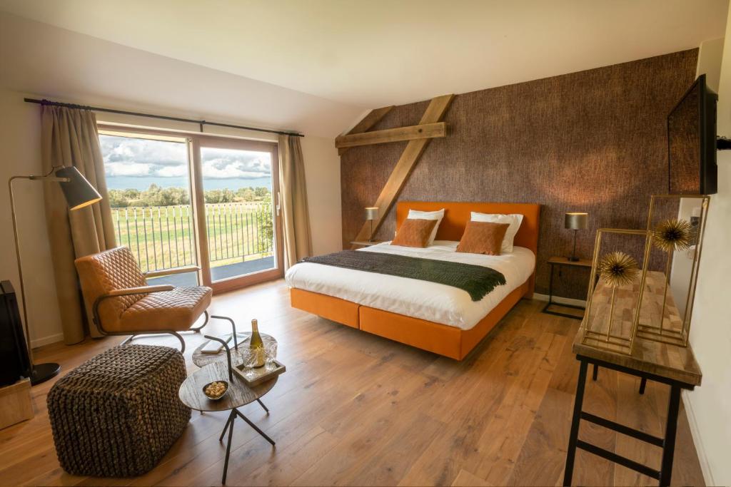 um quarto com uma cama e uma grande janela em Oversteekhof em Roesbrugge-Haringe