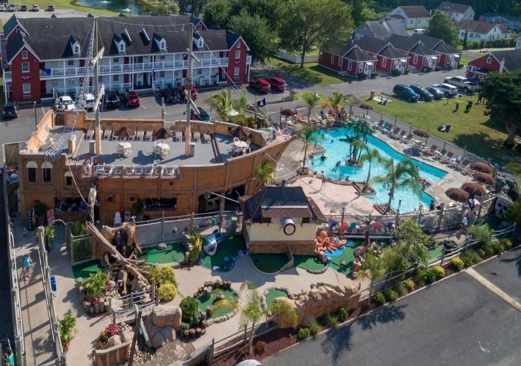 - une vue aérienne sur un parc aquatique d'un complexe dans l'établissement Francis Scott Key Family Resort, à Ocean City