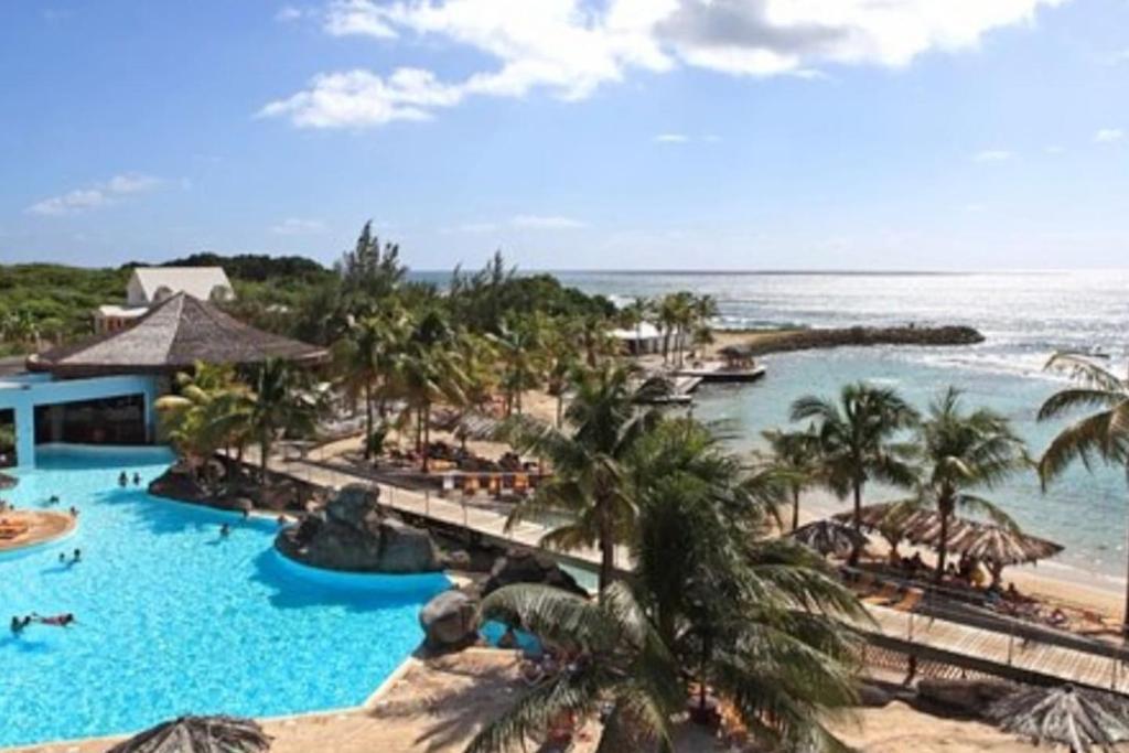 Blick auf den Pool im Resort in der Unterkunft Studio le Sucrier in Saint-François