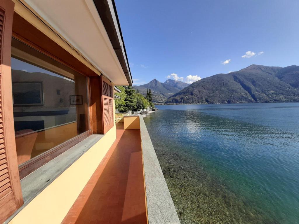 Cette maison dispose d'un balcon offrant une vue sur le lac. dans l'établissement Villa del Pescatore, à San Siro
