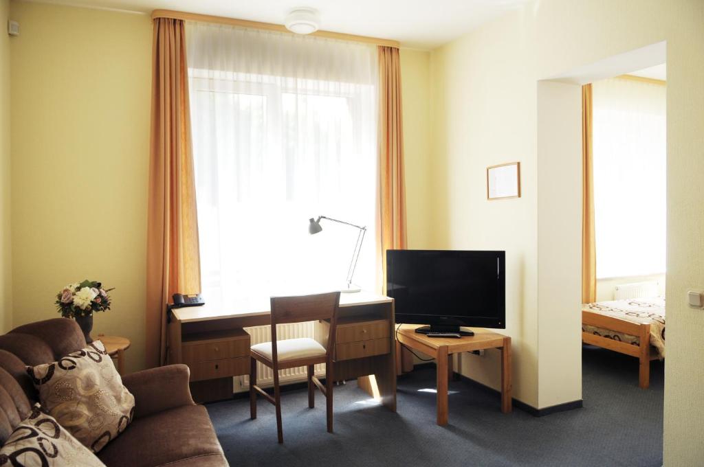TV a/nebo společenská místnost v ubytování Amicus Hotel