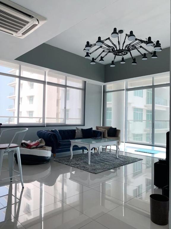 Bay Resort Condominium, 7, Beach-front Sea view, 6-8 PAX的休息区