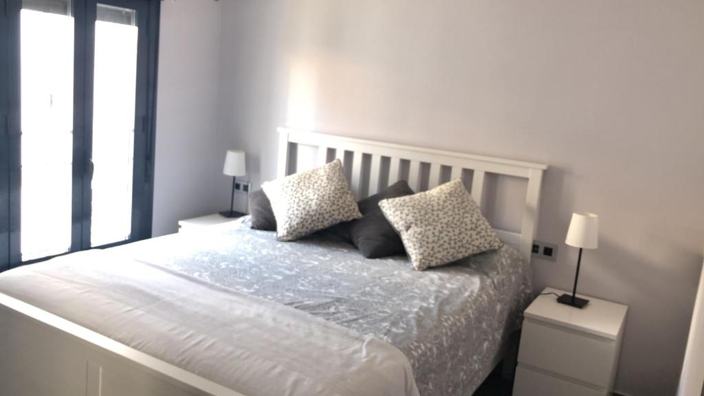 sypialnia z białym łóżkiem z 2 poduszkami w obiekcie Apartamento Jazmín w mieście Ardales