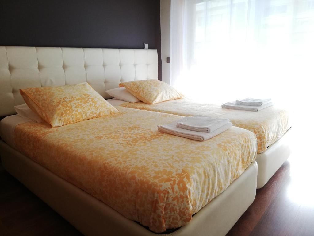 - 2 lits installés l'un à côté de l'autre dans une chambre dans l'établissement André´s São João Porto Apt., à São Mamede de Infesta