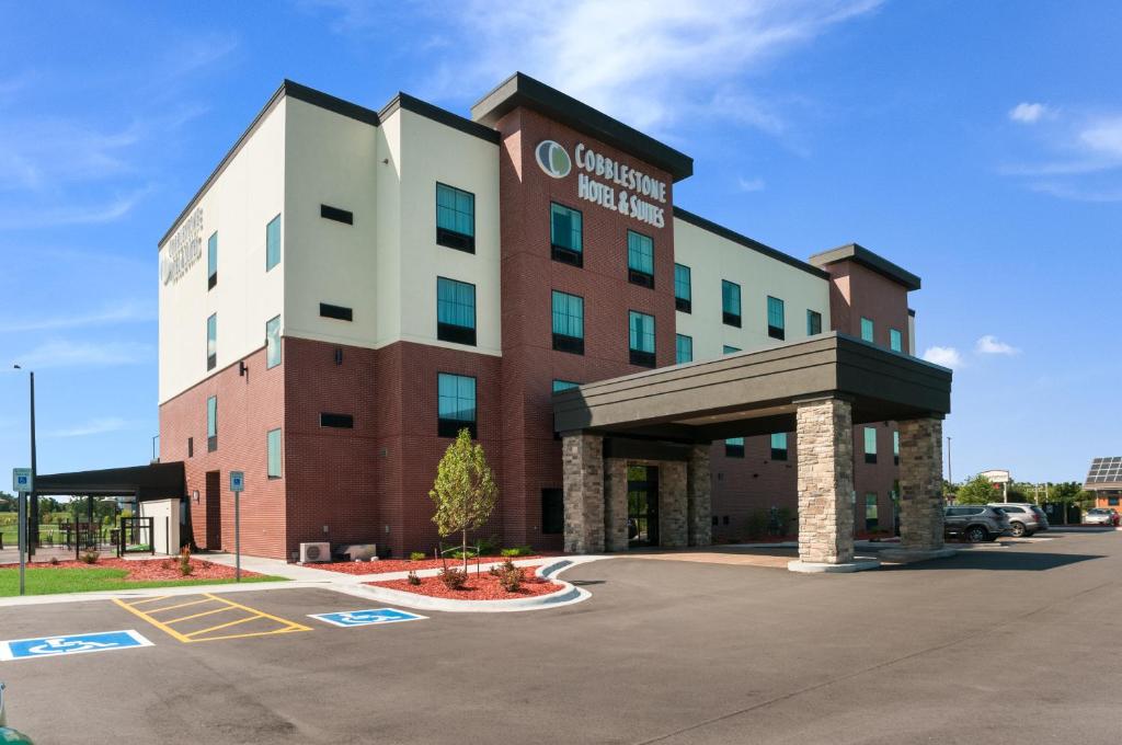 una rappresentazione della parte anteriore di un hotel di Cobblestone Hotel & Suites Appleton International Airport a Neenah