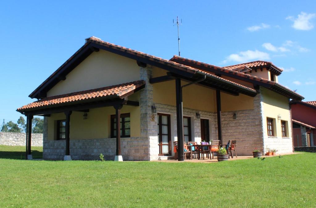 una pequeña casa con techo en Casa Rural El Gidio, en Parres de Llanes