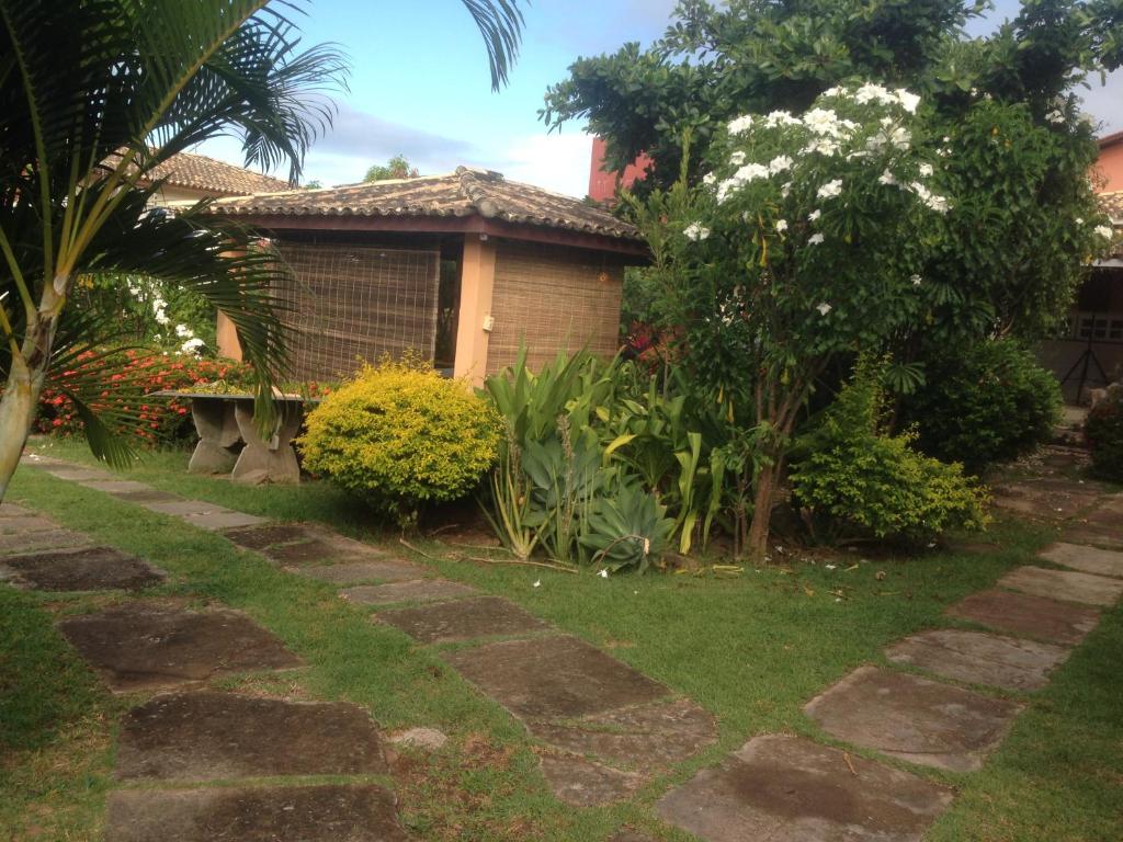 a garden with a house and some bushes and trees at Zen Villas - Chalés, Bem-Estar e Conexão com a Natureza in Lauro de Freitas