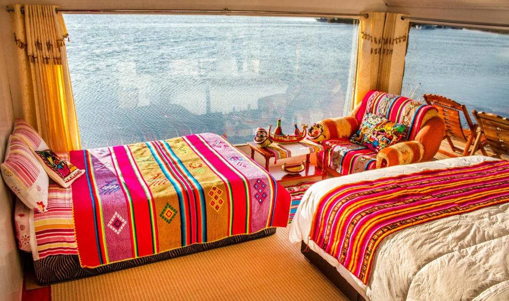 um quarto com 2 camas e uma janela em Luz del Titicaca Lodge em Puno